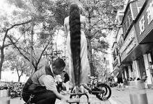 女子蓄發25年發長1.93米洗發一次耗費半瓶洗發水