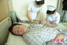 英國女子山西突發腸梗阻 術后贈錦旗感謝醫院(圖)