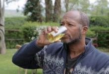 英國一男子喝尿6年減肥100斤 聲稱尿療能解決糧食危機(jī)