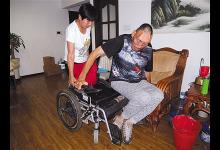 2.3米“東方巨人”楊繼剛來京求醫