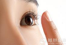 后怕！英國67歲女子眼中取出27個被遺忘隱形眼鏡