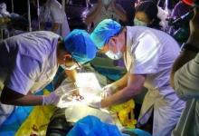 九寨溝7.0級地震搶救現場 醫生室外搭起手術臺