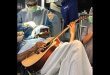 印患病男子開顱手術中彈吉他 全程意識清醒