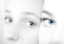 24歲白領連續1個月通宵打手游 視力只剩光感