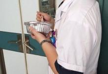 湖州一醫生被贊有溫度 扒著盒飯不忘隔窗照看病人