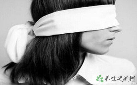 男孩牽手失明母親 失明的原因有哪些