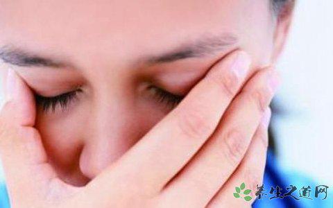 男孩牽手失明母親 生活中該如何保護眼睛