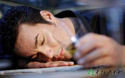 醉酒后與狗對(duì)罵 喝醉酒有哪些危害