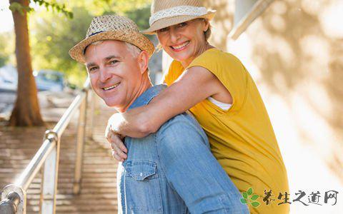 大媽將鮮榨果汁輸入靜脈 春天老人怎么養生