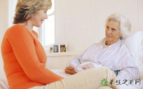 大媽將鮮榨果汁輸入靜脈 春天老人怎么養生