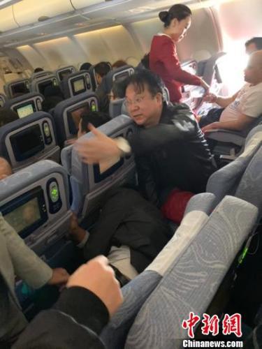 國際航班上乘客突發疾病 四川中醫針灸救人