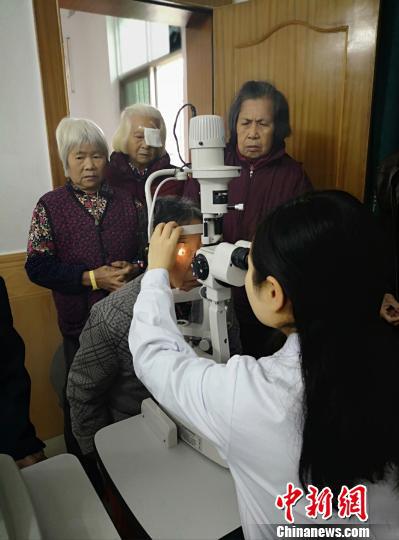 湖南一醫生農村撒播光明 4個月免費做白內障手術160余例
