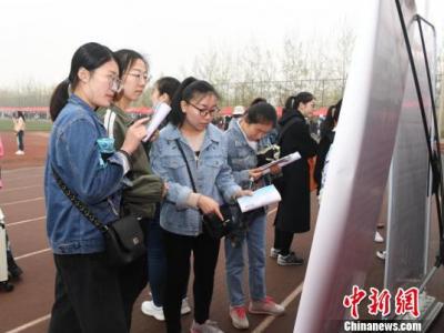 山西醫(yī)衛(wèi)招聘會(huì)吸引2萬余人應(yīng)聘 官方首次為民營醫(yī)院招才搭臺(tái)