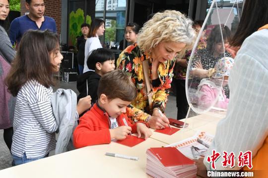 百余位外籍友人上海擼袖獻血