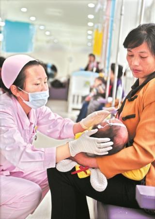 寶寶發燒退燒藥該如何吃？ 專家提醒：避免重復用藥