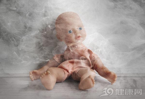 常吸二手煙,你的孩子將面臨生命“威脅”-易網健康<a href=http://m.henggaotouzi.com/jkys/ target=_blank class=infotextkey>養生</a>網 常吸二手煙,你的孩子將面臨生命“威脅”