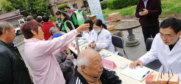 上海虹橋醫(yī)院皮膚科愛心義診進(jìn)社區(qū) 活動辦到居民心坎兒里