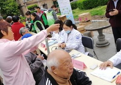 上海虹橋醫(yī)院皮膚科愛心義診進(jìn)社區(qū) 活動辦到居民心坎兒里