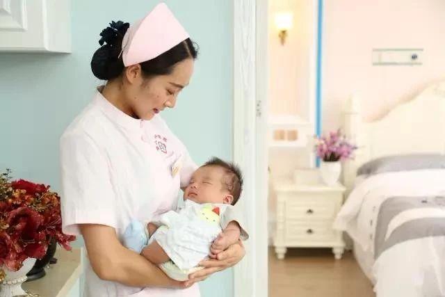 石家莊港大婦產醫院：正確的抱娃姿勢都在這里，小港手把手教你！