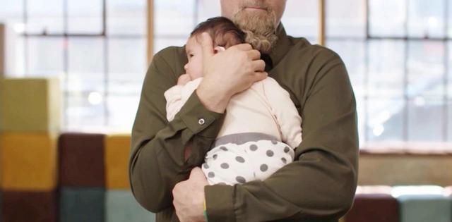 石家莊港大婦產醫院：正確的抱娃姿勢都在這里，小港手把手教你！