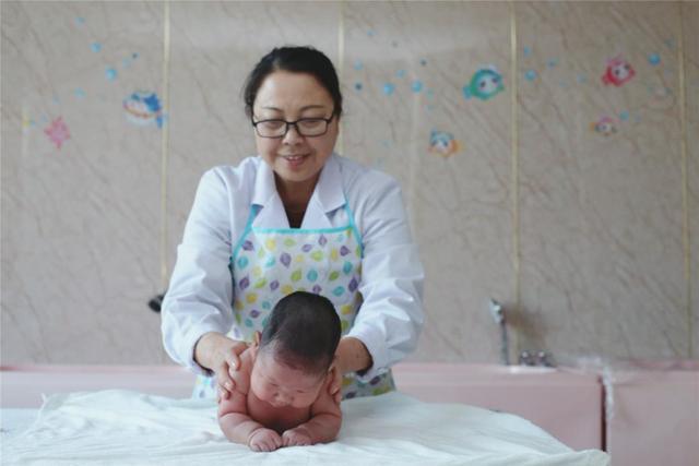 石家莊港大婦產醫院：正確的抱娃姿勢都在這里，小港手把手教你！