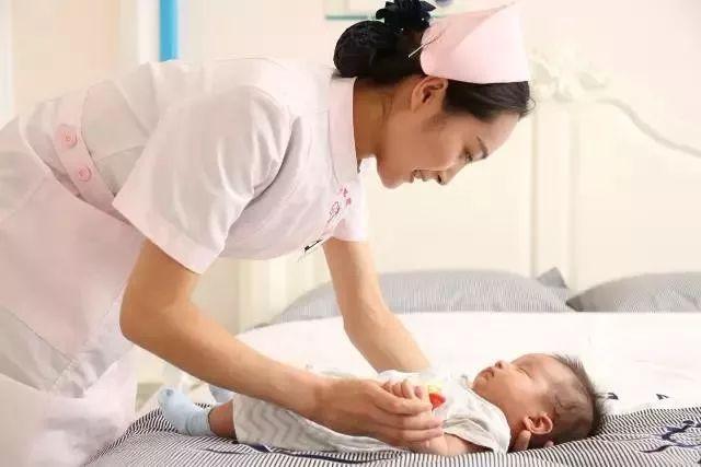 石家莊港大婦產醫院：正確的抱娃姿勢都在這里，小港手把手教你！