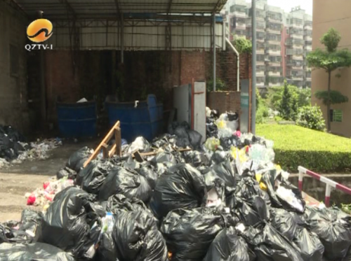 惠安縣醫(yī)院內(nèi)垃圾堆積半個(gè)月 附近居民擔(dān)心健康隱患-易網(wǎng)健康養(yǎng)生網(wǎng) 惠安縣醫(yī)院內(nèi)垃圾堆積半個(gè)月 附近居民擔(dān)心健康隱患