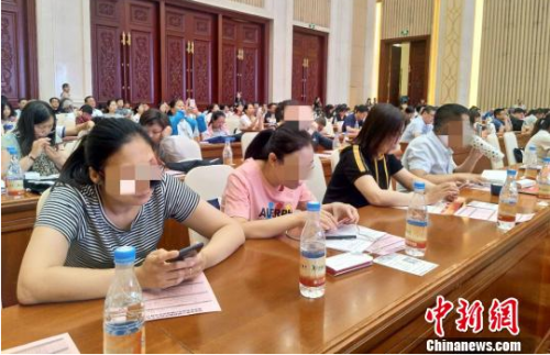 河北一醫(yī)學(xué)學(xué)術(shù)會議上充斥著藥品推介 醫(yī)生呼吁凈化辦會環(huán)境-易網(wǎng)<a href=http://m.henggaotouzi.com/ target=_blank class=infotextkey>健康養(yǎng)生</a>網(wǎng) 河北一醫(yī)學(xué)學(xué)術(shù)會議上充斥著藥品推介 醫(yī)生呼吁凈化辦會環(huán)境