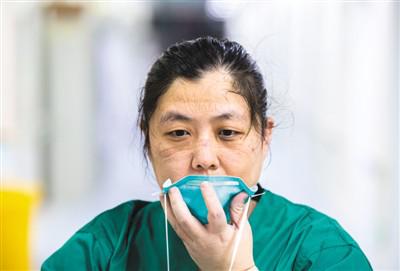 披堅執銳戰疫的白衣天使，節日快樂！