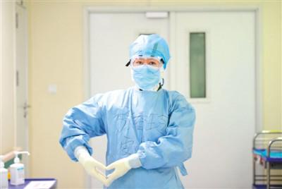 披堅執銳戰疫的白衣天使，節日快樂！