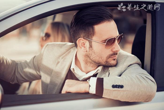 打傘開敞篷跑車 哪些行為屬危險(xiǎn)駕駛