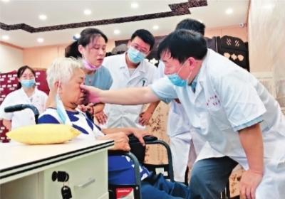 居民在家門口也能看名醫 中醫名家下沉社區醫院坐診