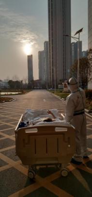 武漢“陪你看夕陽”老人重回故地：想念上海醫療隊的孩子們