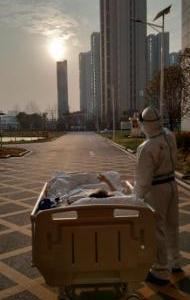 武漢市“陪你看夕陽”老人重返故地：思念上海市醫(yī)療隊的小朋友們