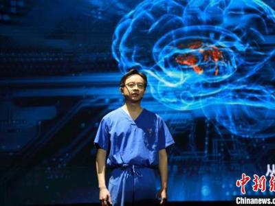 張文宏追憶觸動人心的“黨員先上”：“是部門的常態化”