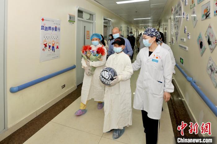 青海首例半相合造血干細胞移植患兒順利出艙