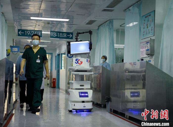 四川首個(gè)“5G+醫(yī)療機(jī)器人+VR”探視系統(tǒng)正式啟用