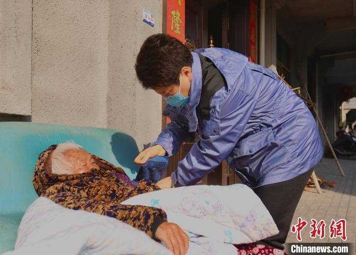 浙江蓮都家庭醫(yī)生春節(jié)上門(mén)服務(wù) 民眾有“醫(yī)”靠