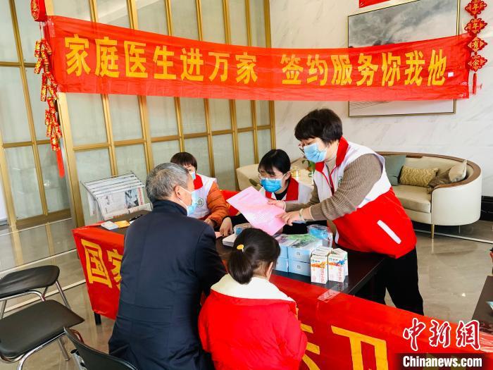 浙江蓮都家庭醫(yī)生春節(jié)上門(mén)服務(wù) 民眾有“醫(yī)”靠