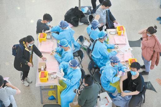 清華大學(xué)1800名學(xué)生接種新冠疫苗