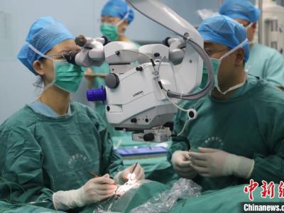青海省首例折疊式人工玻璃體球囊植入手術成功實施