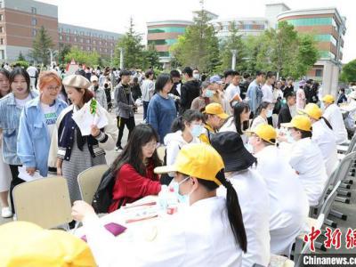 疫后中醫藥人才走俏 高校畢業季上演“搶人大戰”