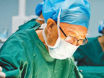 披肝瀝膽醫(yī)者仁心