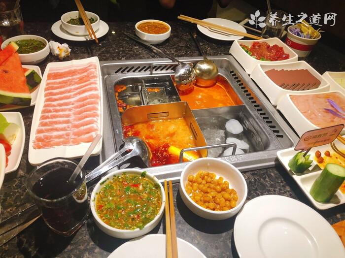 胖哥倆肉蟹煲死蟹當(dāng)活蟹賣 大量使用過(guò)期食材