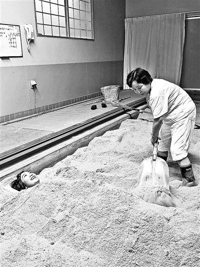 酵素浴宣稱治病“活埋式”養生靠譜嗎？