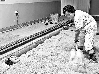 酵素浴宣稱治病“活埋式”養生靠譜嗎？