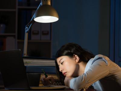 一到晚上就莫名其妙難過(guò)？夜晚更容易emo的科學(xué)原因找到了！