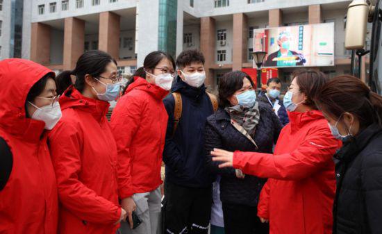 疫情之下，生命至上：“疫”線醫護工作者掃描