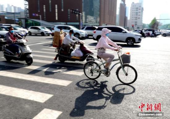 全副“捂”裝迎戰高溫你身上的防曬衣靠得住嗎？