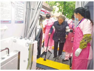 失能老人沒法洗澡？可請“助浴師”上門